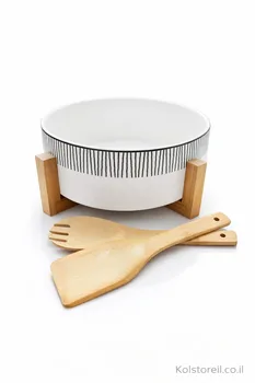 קערת הגשה במעמד כולל זוג כפות עץ